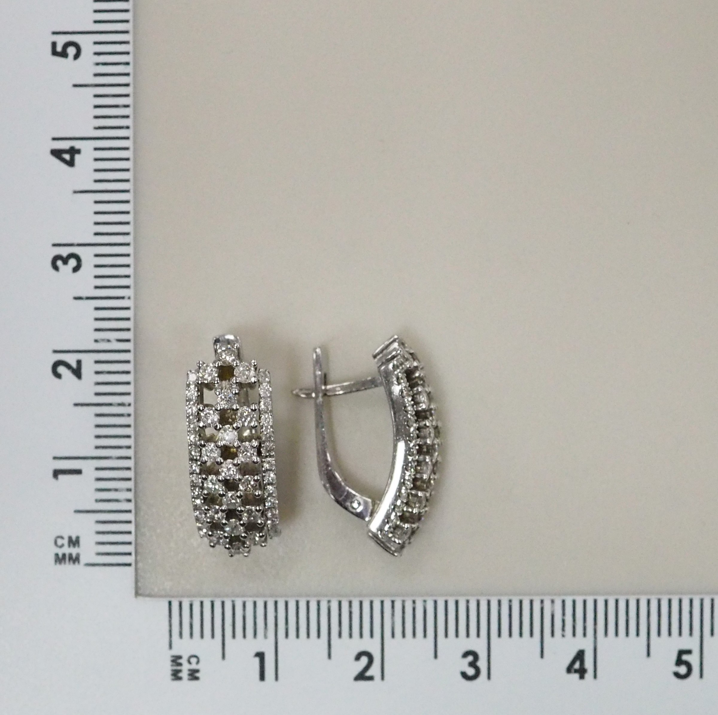 Серьги из белого золота с бриллиантами